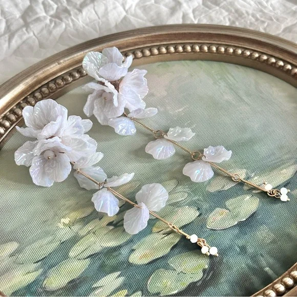 Elegant White Floral Drop Earrings - Picture 3 of 7